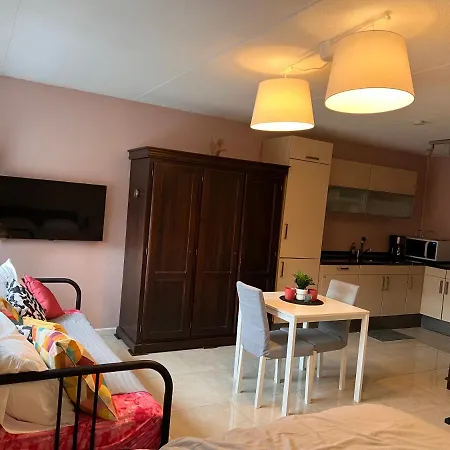 Assad And Naveera, Steekkant 40 Alloggio in famiglia