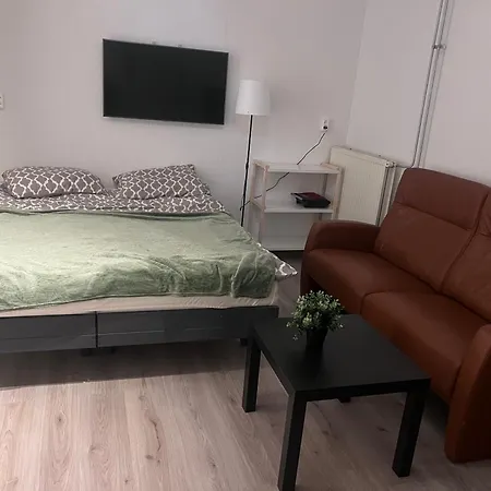 Assad And Naveera, Steekkant 40 *