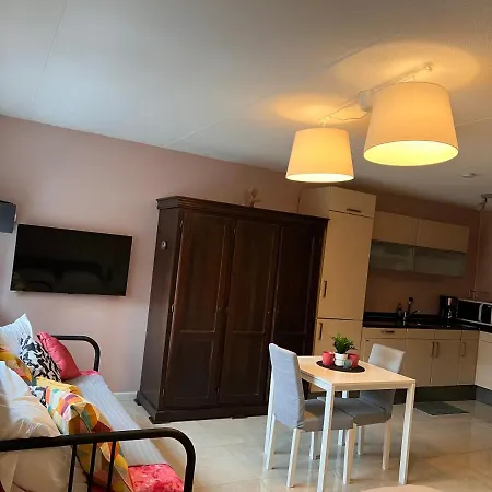 Assad And Naveera, Steekkant 40 Homestay