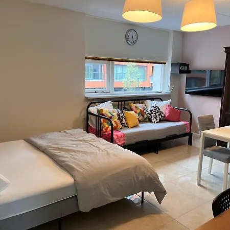 Assad And Naveera, Steekkant 40 Homestay Barendrecht